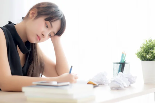 Krásná asijská žena unavená a zdůrazněna psaním přepracované — Stock fotografie
