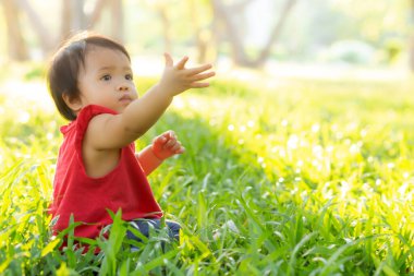 Küçük tatlı Asyalı kız ve çocuk mutluluğunun portresi. 