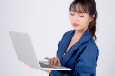 Güzel bir portre genç Asyalı iş kadını dizüstü bilgisayar tutuyor.