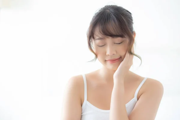 Retrato de bela jovem asiático mulher sorriso enquanto acordar curar — Fotografia de Stock
