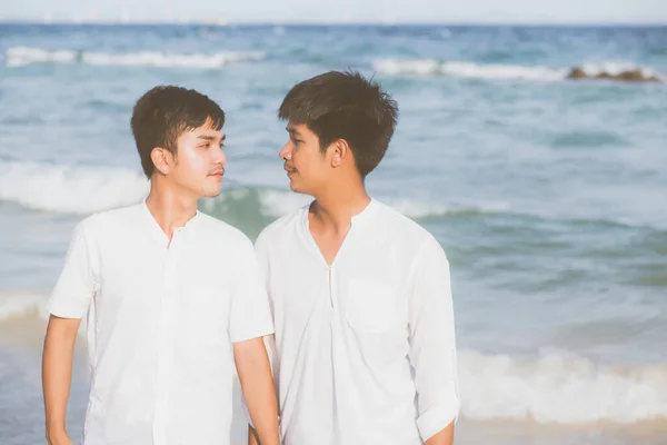 Homosexuella porträtt unga asiatiska par står tillsammans på stranden — Stockfoto