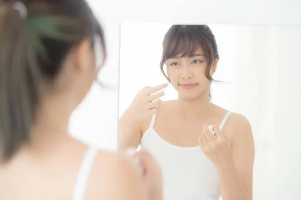 Mooi portret jonge aziatische vrouw glimlachen met huidverzorging cosm — Stockfoto