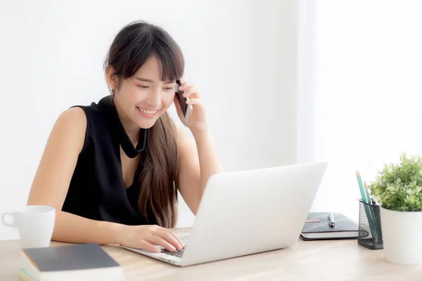 Mooie jonge freelance Aziatische vrouw glimlachend werken op laptop — Stockfoto