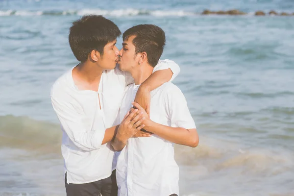 Homossexual retrato jovem asiático casal pé abraço e beijo mou — Fotografia de Stock