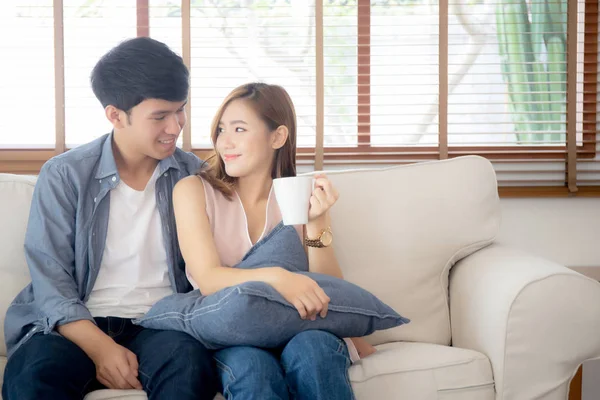 Beautiful young asian couple smiling and talking story married s — Stock Photo, Image