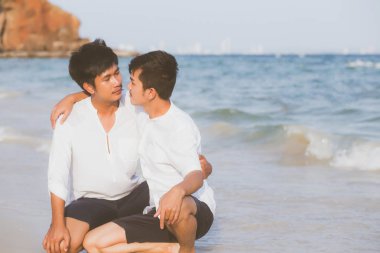 Homoseksüel portre. Genç Asyalı çift B 'de oturup sarılıyor.