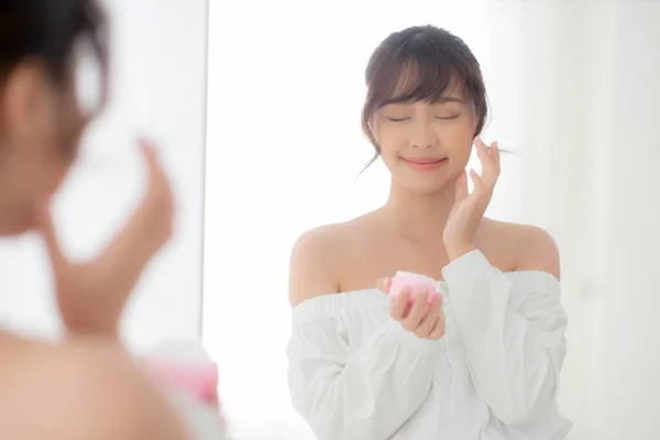 Mooi Portret Jonge Aziatische Vrouw Aanbrengen Crème Moisturizer Lotion Huidverzorging — Stockfoto