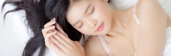 Wanita Muda Asia Yang Cantik Dengan Pakaian Dalam Tidur Berbaring — Stok Foto