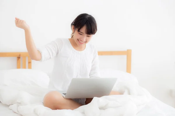 Hermosa Retrato Asiático Joven Mujer Sentada Relajarse Ocio Con Ordenador — Foto de Stock