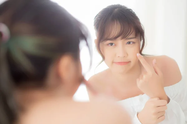 Retrato Bonito Jovem Asiático Mulher Olhando Espelho Uma Acne Tratamento — Fotografia de Stock