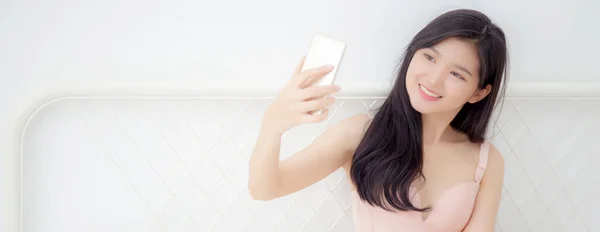 Güzel Genç Asyalı Bir Kadın Yatak Odasında Sosyal Için Akıllı — Stok fotoğraf