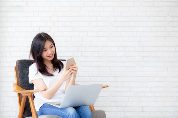 Mujer Asiática Joven Freelance Sentado Utilizando Trabajo Teléfono Inteligente Ordenador —  Fotos de Stock