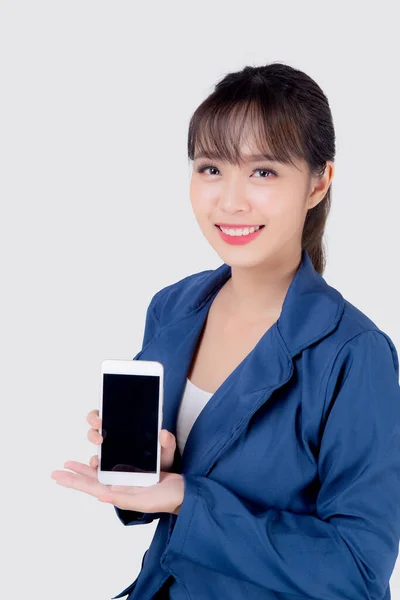 Красивый Портрет Молодой Бизнес Азиатской Женщины Шоу Холостой Смартфон Изолирован — стоковое фото