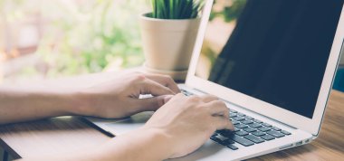 Boş ekranlı dizüstü bilgisayarla çalışan bir adamın eli, sosyal dikkat dağıtmak için evden çalışmak, defter, iş ve iletişim konsepti, afiş web sitesi kullanan serbest çalışmak yeni bir şey..