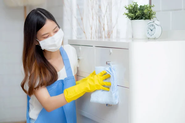 Young Asian Woman Face Mask Gloves Cleaning Home Room Housekeeper — Stock Photo, Image