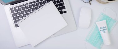 Ev kavramı, covid-19 salgınının korunması, karantina ve evde çalışma, enfeksiyon ve koronavirüs salgını ile korunmak için sosyal mesafe, pankart web sitesi.