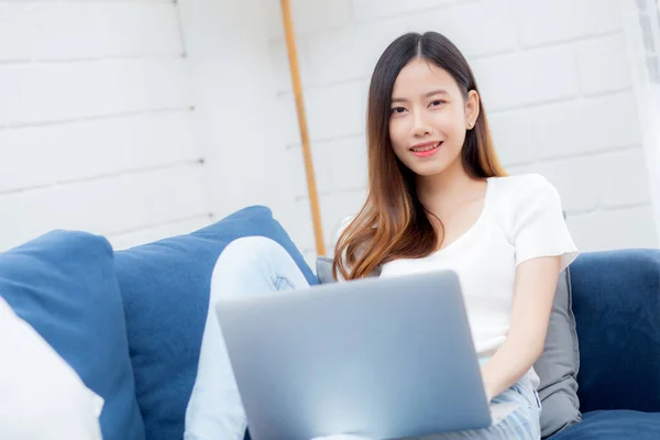 Jonge Aziatische Zakenvrouw Glimlachen Werken Van Thuis Met Laptop Computer — Stockfoto