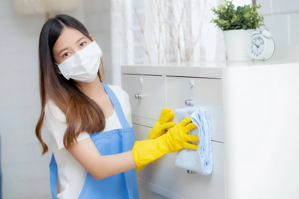 Young Asian Woman Face Mask Gloves Cleaning Home Room Housekeeper — Stock Photo, Image