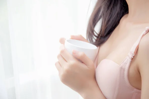 閉じ若いですアジアのセクシーな女性で下着のコーヒーを飲みますウィンドウの近くに朝 女の子とともに魅惑的なフィット飲料リラックスして休息のための目覚め ライフスタイルの概念 — ストック写真