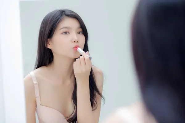Mooie Jonge Aziatische Vrouw Van Toepassing Lippenstift Roze Met Stijl — Stockfoto