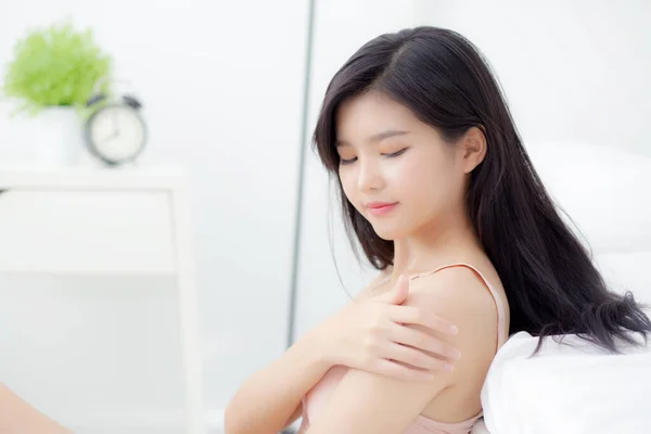 Beautiful Young Asian Woman Applying Moisturizer Makeup Cosmetic Girl Hand — Stock Photo, Image