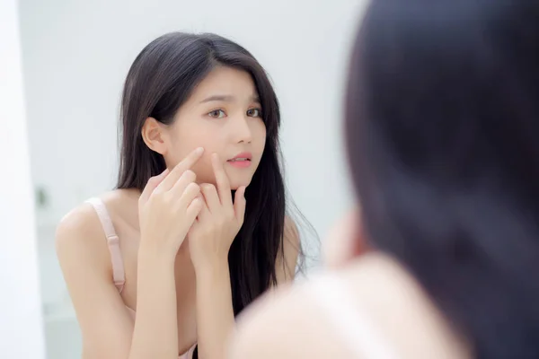 Linda Jovem Mulher Asiática Olhando Espelho Toque Rosto Uma Acne — Fotografia de Stock