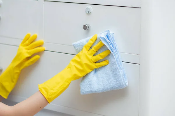 Primer Plano Mano Joven Mujer Asiática Guantes Limpieza Casa Habitación —  Fotos de Stock