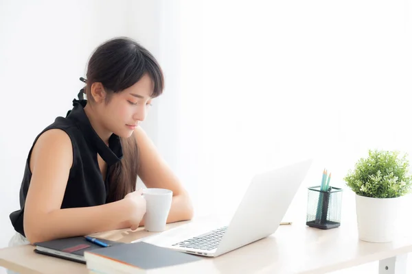 Mooie Jonge Freelance Aziatische Vrouw Lachend Werken Laptop Computer Kantoor — Stockfoto