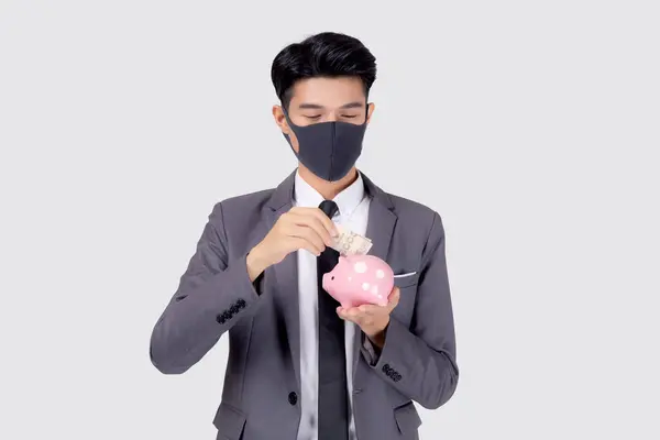 Młody Azjatycki Biznesmen Masce Twarzy Posiadający Pieniądze Thai Świnka Bank — Zdjęcie stockowe