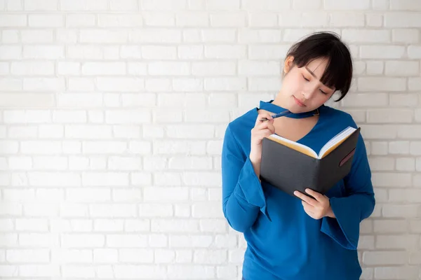 Hermosa Mujer Asiática Sonriendo Pie Pensando Escribiendo Cuaderno Sobre Cemento —  Fotos de Stock