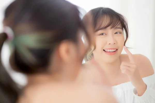 Bela Cara Jovem Mulher Asiática Com Feliz Sorrindo Olhando Espelho — Fotografia de Stock