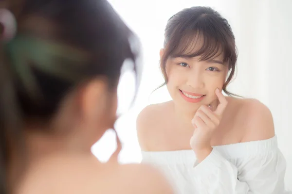 Güzel Yüzlü Mutlu Gülümseyen Aynalı Genç Asyalı Kadın Cilt Bakımı — Stok fotoğraf