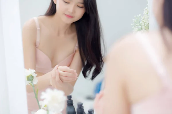 Belle Sexy Jeune Femme Asiatique Miroir Application Crème Sur Main — Photo