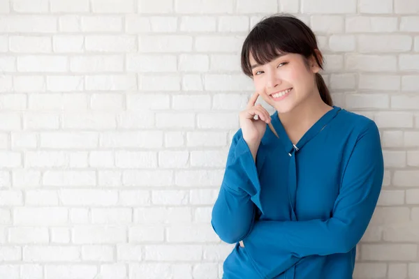 Hermoso Retrato Joven Mujer Asiática Sonriente Confiada Pensando Con Cemento —  Fotos de Stock
