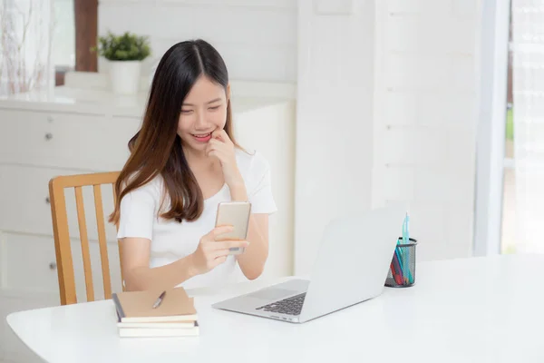 Mladá Asijská Žena Pracující Notebook Čtení Smartphone Internetu Line Stole — Stock fotografie