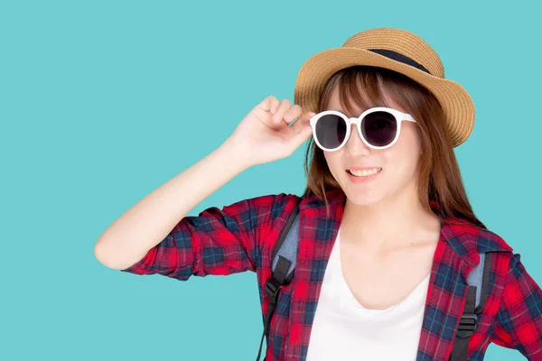 아름다운 아시아인 모자를 선글라스를 확신있게 여행을 즐기고 — 스톡 사진