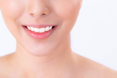 Beyaz arka planda izole edilmiş güzel dişler, diş ve gülümseme ile taze, diş ve beyazlatıcı, sağlıklı ve sağlıklı, dişçi ve hijyen, ifade ile mutlu, ağız ve dudaklar.