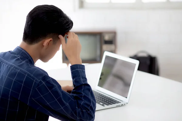 Młody Azjatycki Biznesmen Ból Głowy Podczas Pracy Laptopie Wyświetlacz Pusty — Zdjęcie stockowe