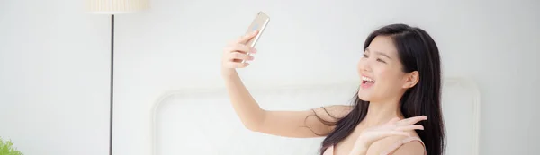 Vacker Ung Asiatisk Kvinna Sexig Underkläder Talar Selfie Smartphone För — Stockfoto