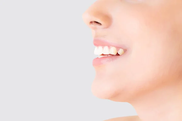 Bela Closeup Dentes Mulher Jovem Isolado Fundo Branco Dente Sorriso — Fotografia de Stock