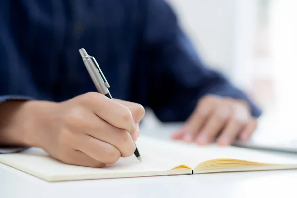 Primer Plano Mano Del Hombre Que Escribe Cuaderno Con Pluma — Foto de Stock