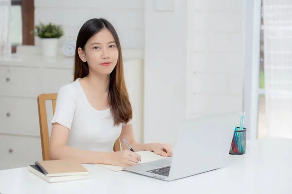 Genç Asyalı Kadın Dizüstü Bilgisayarı Evde Çalışırken Kullanırken Planlamak Için — Stok fotoğraf
