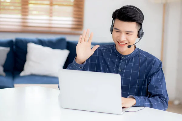 Jovem Empresário Asiático Trabalhando Computador Portátil Usando Fone Ouvido Casa — Fotografia de Stock