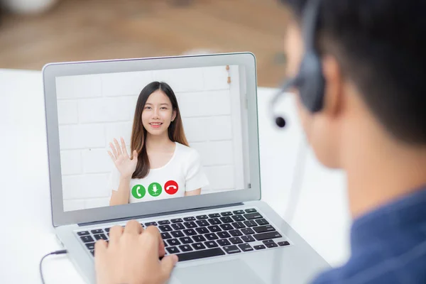 Jonge Aziatische Man Video Bellen Voor Praten Met Een Vriend — Stockfoto