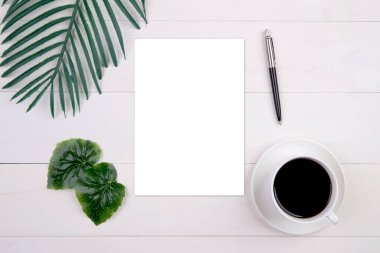 Boş kâğıt sayfası, tahta masa, poster ve davetiye, kartpostal dekorasyonu, tasarım veya markalaşma, hiç kimse, düz uzanma, üst görünüm.