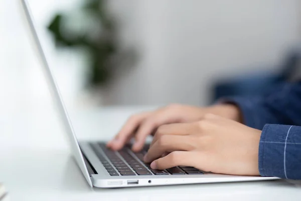 Evde çalışan iş adamı dizüstü bilgisayarla masadaki interneti kullanıyor, yeni normal yaşam tarzı, sosyal mesafeler, evde serbest çalışma, ev içi bilgisayar kullanan çalışan.