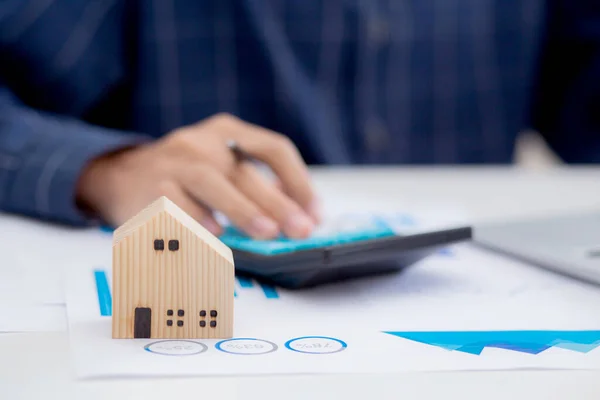 Emlak, işadamı temsilcisi, emlak, işadamı kredisi ve ev, inşaat ya da ipotek hakkında yatırım hesapları yapıyor, erkek hesap makinesi kullanıyor..