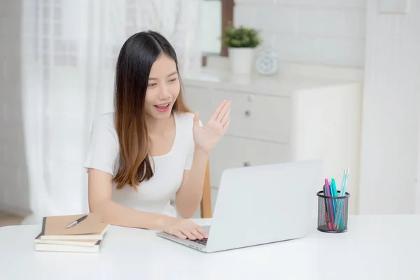 Genç Asyalı Kadını Internetten Bilgisayar Kullanıyor Merhaba Evden Iletişim Kuruyor — Stok fotoğraf