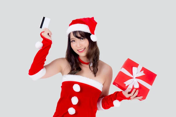 美しいです肖像若いアジアの女性幸せな保持クレジットカードと赤ギフトボックスでクリスマス休暇孤立した上に白の背景 美容アジアの女の子驚きショッピングとともにクレジットカードでXmas日 — ストック写真