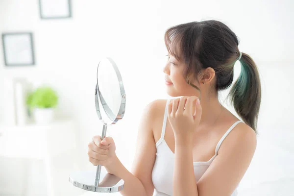 Bella Faccia Giovane Donna Asiatica Con Felice Sorriso Specchio Alla — Foto Stock